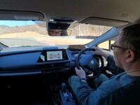 富士スピードウェイのショートサーキットで新型「プリウス」に試乗する。先代に勝る加速感もさることながら、アクセルやブレーキの操作に対するリニアな反応や、足まわりの動きのよさも印象的だった。