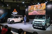 2023年の東京オートサロンで発表された「デリカミニ」。発売前に約1万6000台もの初期受注を集めていたが、工場の生産能力の都合か、はたまたその他の準備不足か、発売初月の販売台数は、なんとわずかに1433台だった。その後は次第に生産・納車の体制が整ってきたようで、2023年12月時点での納車待ちは、3～4カ月となっている。