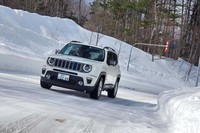 リアに独立したモーターを搭載する「レネゲード4xe」。EVモード選択時には、純粋な後輪駆動車として走行する。