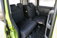 後席は6：4の分割式。それぞれ前後に240mmスライドできる。