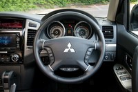 ホーンボタンを囲むようにびっしりとスイッチがレイアウトされたステアリングホイール。右上の「ACC」はアダプティブクルーズコントロールではなく、クルーズコントロールの速度アップ（＝Accelerate）ボタン。