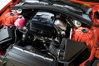 「LTG」と呼ばれる2リッター直4直噴ターボエンジン。GMではおなじみのダウンサイジングターボユニットで、「カマロ」のものは275ps/5500rpmの最高出力と400Nm/3000-4000rpmの最大トルクを発生する。