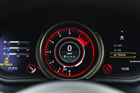 中央にエンジン回転計とデジタルの速度計を据えるメーターパネル。液晶部分はカラー表示となっている。