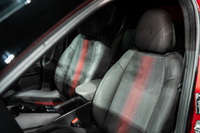 ブラックを基調としたシートバックに赤い差し色が入る「ジュニア エレットリカ プレミアム」のフロントシート。ヘッドレストには、おなじみのロゴマークが備わる。