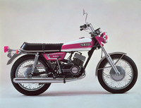 1970年「ヤマハ・スポーツRX350」。世界グランプリやデイトナ200マイルでも活躍した市販ロードレーサー「TR3」のベースにもなったマシン。優れたハンドリングと動力性能、美しいカラーリングで人気を博した。
