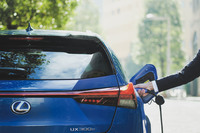 駆動用バッテリーの容量は54.4kWhで、満充電からの航続可能距離は367km（WLTCモード）。レクサスの担当者によれば速さや航続距離を競うのではなく、普通に乗れる・使えるのが「UX300e」の強みだという。