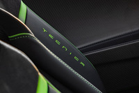 シートに施された「TECNICA」の刺しゅう。ランボルギーニは「テクニカ」というサブネームについて、「『ウラカン』の技術的能力の進化を表現したもの」と説明している。