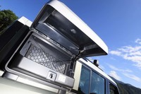 試乗車には写真のサイドキャリア（容量24リッター）やマッドフラップなどを組み合わせたディーラーオプションの「アドベンチャーパック」が装着されていた。