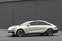 「ヒョンデ・アイオニック6」は、2023年のワールド・カー・オブ・ザ・イヤーに加え、ワールドEVとワールド・カー・デザイン・オブ・ザ・イヤーの3冠に輝いた。