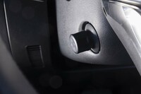 ステアリングのポジション調整は電動式。シートポジションなども含めて自動で適切なドライビングポジションに合わせてくれる機能がオプションで用意されている。