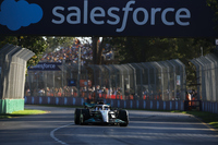 今季、予想以上に苦しい戦いを強いられているメルセデスだったが、フェルスタッペンのリタイアにも助けられ、結果的にはジョージ・ラッセル（写真）が6番グリッドから移籍後初の3位表彰台、ハミルトンも5番グリッドから4位でゴール。メルセデスはこのレースで最多得点を稼いだチームとなり、ランキングでも現在2位、まずまずのポジションにいる。しかし、オーストラリアGPではマシンアップデートはあえて持ち込まず、まだつかみかねている今季型「W13」の特性の理解に努めていたところに、ターボハイブリッド時代の巨人が抱える悩みの大きさがうかがえる。（Photo=Mercedes）