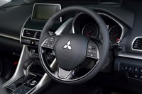 ステアリングホイールにはACCの操作スイッチなどが整然と配置される。ステアリングポストにはシフトパドルも備わる。