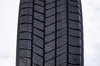 “突起付きブロック”や“端止めサイプ”などを用いた新トレッドパターンを採用し、従来品に対し氷上でのブレーキ性能が20％向上。トレッド変形の抑制と接地圧の均一化も図り、摩耗ライフも17％向上させている。