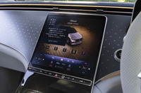 12.8インチのセンターディスプレイは有機ELパネルを使う。写真はドライブモードを「オフロード」にしたところ。