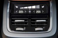 プレミアムブランドの製品らしく、後席用の空調コントローラーも装備。風量や温度の調整が可能となっている。