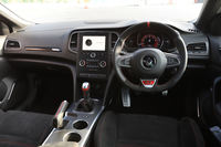 インテリアの眺めはカタログモデルと同様。ブラックを基調に、レッドのアクセントを控えめに配している。