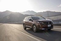 パワーユニットは1.6リッター直4ガソリンターボエンジンと2リッター直4ディーゼルターボエンジンの2本立て。「3008」とは異なり、フェイスリフトでプラグインハイブリッド車が設定されなかった。