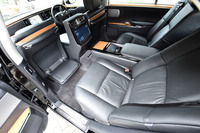 前後席の間隔は先代比で95mm延長。左側後席のための助手席調節機構やオットマンも備わる。