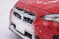 
	そぼ降る雪の中を走ると、フロントマスクに雪が付着。タイヤハウスの中に堆積した雪と共に、定期的にチェックし雪を落とす必要があると、スバルではユーザーマニュアルに明記している。
	