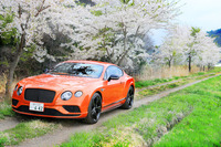 「コンチネンタルGTスピード ブラックエディション」の価格は、2710万円。「バーントオレンジ」と名付けられたテスト車のボディーカラーは、79万7700円のオプションとして用意される。