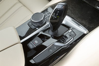 トランスミッションは8段AT。シフトレバーのそばには、走行モードのセレクターや、駐車をサポートするパーキングアシストとカメラのスイッチが並ぶ。