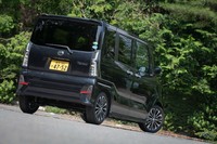 ダイハツの新たなクルマづくりの哲学「DNGA」に基づいて開発された新世代シャシーを採用。フレームと足まわりの構造の刷新により、運動性能と乗り心地、静粛性がアップしている。