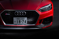 「RS」モデルに共通するハニカム構造のグリルが目を引くフロントまわり。ヘッドライトの脇にもエアインテークが追加されている。