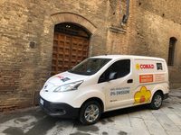 シエナのスーパーマーケットがホームデリバリー用に導入した「日産e-NV200」。