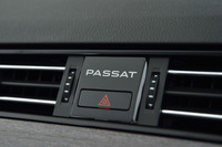 従来型でアナログ時計が置かれていたダッシュボードセンターには、新たにバックライト付きの車名ロゴとハザードスイッチが収まる。