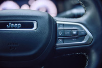 「コマンダー」には、現代的なADAS（先進運転支援システム）が標準で備わる。写真はステアリングホイールの右側スポークにある、アダプティブクルーズコントロールのスイッチ。