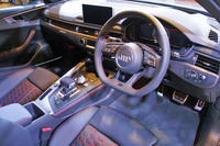 「RS 4アバント」のインテリア。ファインナッパレザーのスポーツシートやRS革巻きマルチファンクションスポーツステアリングホイール、RS専用シフトゲートなど、特別な装備が採用されている。