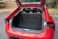 荷室の容量は410リッター。右の壁面には12Vの補器用バッテリーが積まれるため横幅は意外に狭い。