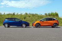 「ノートAUTECH」（写真左）とのツーショット。右の「ノートAUTECHクロスオーバー」は、最低地上高が25mmアップしているが、全高は1545mmにとどまっている。