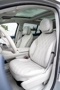 フラットな部分が広くサポートを小さくしたシートは最新のメルセデスに共通のデザインだ。