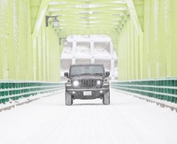 
	「ジープ・ラングラー アンリミテッド ルビコン」の最低地上高は200mmで、ほかの「ラングラー」シリーズと変わらない。なお、「グランドチェロキー トレイルホーク」の値は210mmとなっている
	