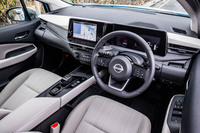 7インチのメーターパネルと9インチのディスプレイが並ぶインストゥルメントパネル。9インチディスプレイは、インテリジェントアラウンドビューモニターやインテリジェントルームミラーなどとセットになるオプションアイテム。