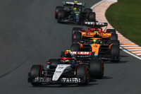 アルファタウリの角田裕毅（写真前）は15位だった。2回目のプラクティスでは5位に入るなど順調な立ち上がりとなったものの、ウェット路面で争われた予選では0.163秒差でQ3進出ならず14位。その後にルイス・ハミルトンの進路を妨害したとして3グリッド降格のペナルティーが科されてしまい17番グリッドに落ちてしまった。レースでは、スタート直後の雨の混乱に乗じて8位までポジションアップ。その後もポイント圏内に居座り続け、マクラーレンのランド・ノリス（同2番目）を真後ろに従えてのディフェンシブな走行を続けるなど健闘していたのだが、ソフトタイヤでのロングランが響いてずるずると後退、終盤に雨が降るとインターミディエイトタイヤにも手を焼いた。メルセデスのラッセルとの接触による5秒加算ペナルティーにより13位から16位に降格したものの、前でゴールしたハースのケビン・マグヌッセンがセーフティーカー中の違反で16位に降格したことで繰り上がり15位完走。チームとは事前にソフトタイヤで長く走ることを決めていたというが、ポイント獲得も十分あり得ただけに惜しい結果となってしまった。（Photo=Getty Images / Red Bull Content Pool）