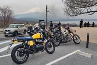 三国山の明神山パノラマ台より、富士山＆山中湖を眺める。以前は知る人ぞ知る絶景スポットだったが、いつの間にやら展望台が整備され、観光客がひっきりなしに出入りする名所になっていた。