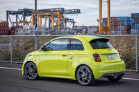 「アバルト500eツーリスモ ハッチバック」のボディーサイズは全長×全幅×全高＝3675×1685×1520mm、ホイールベースは2320mm。車重は1360kgと発表されている。