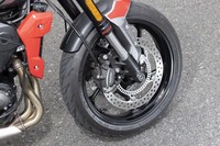 ショーワ製の倒立フォークで構成されるフロントまわり。前後同径17インチのホイールには、ニッシン製のブレーキシステムが組み合わされる。ABSは標準装備。