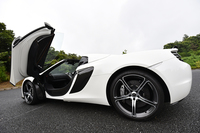 鍛造アルミホイールのサイズは、前：19インチ、後ろ：20インチ。組み合わされる「Pゼロ コルサ」は、マクラーレンとピレリとの共同開発によるもので、“MC1”というブランド名が与えられている。