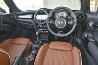 インテリアは円形のモチーフやトグルスイッチなど、MINIならではのデザインアイコンに満ちている。