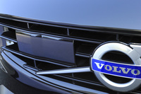 フロントグリル内に装備されるミリ波レーダー。現在のボルボでは、10種類の運転支援システムや予防安全装備からなる「インテリセーフ10」が全車に標準装備される。