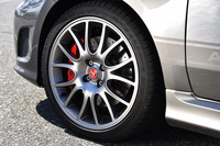 タイヤサイズは従来と同じ205/40R17。新たに7ツインスポークデザインのアロイホイールが採用された。