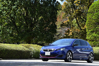 「プジョー308GTi 250 by PEUGEOT SPORT」のボディーカラーは、写真の青のほか、白、灰、黒、赤の全5色が用意される。