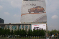 看板のサイズも桁違いにデカい！