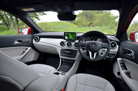 インテリアのデザインは、兄弟車の「Aクラス」に倣ったもの。タブレット型端末のように見える、センターコンソールの7インチディスプレイが特徴的だ。
    