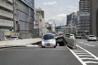上り坂でのエコ運転のポイントは、坂道の手前の平坦な道で緩やかに加速しておくこと。上り坂ではアクセルを戻しながら上りきれれば、エネルギー消費は少なくすむ。でもこれがなかなか難しい。