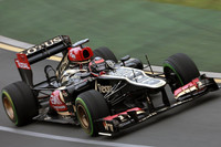 開幕戦を制したロータスのライコネン。予選7位からスタートで上位集団に加わり、以降はスムーズな走りでタイヤをいたわりながらライバルより1回少ない2ストップ作戦を敢行。後続に12秒もの差をつけ真っ先にチェッカードフラッグを受けた。昨年11月のアブダビGPに次ぐ自身通算20勝目は、同郷フィンランドのダブルチャンピオン、ミカ・ハッキネンに並ぶ記録となる。（Photo=Lotus） 