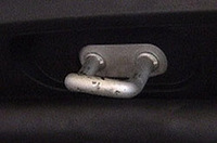 
	ピラーレスなのに、ピラーがあるのと同等の強度、剛性を確保したと謳われる「パノラマオープンドア」。実現に一役買ったパーツが、写真の「ピンジョイント」だ。
	 